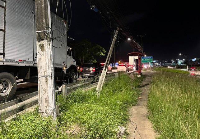 Moradores do Residencial Tabuleiro do Martins Pedem Reparos em Poste com Risco de Queda na Via Expressa