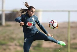 A 15 dias do Mundial, Marta tem lesão na coxa esquerda e preocupa