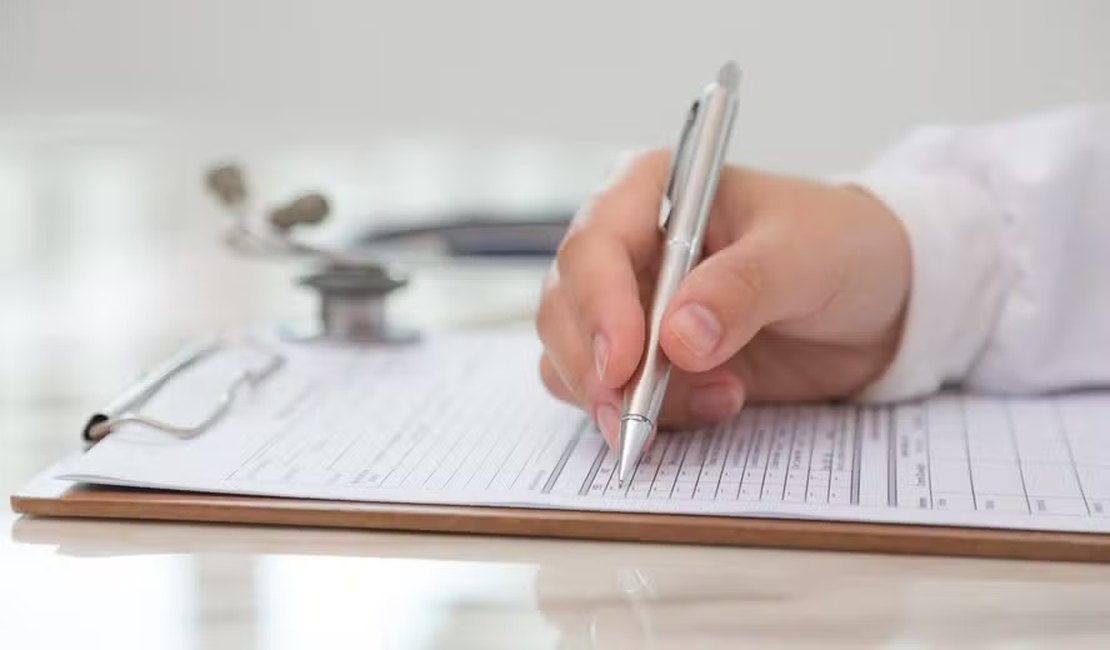 Médico esquece de colocar vírgula na receita e menino de 2 anos morre de overdose