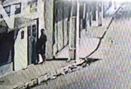 Em vídeo, homem é flagrado forçando porta de residência no Centro de Arapiraca