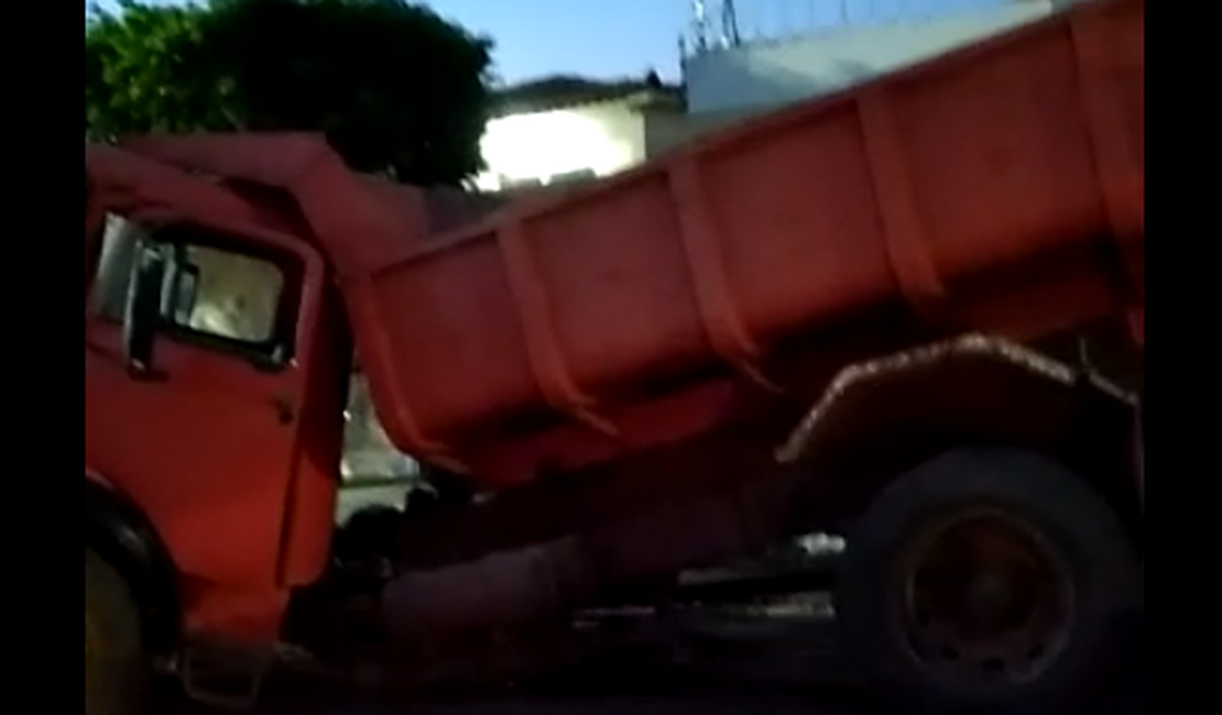 Caçamba carregada com areia parte ao meio enquanto trafegava em rua de Arapiraca