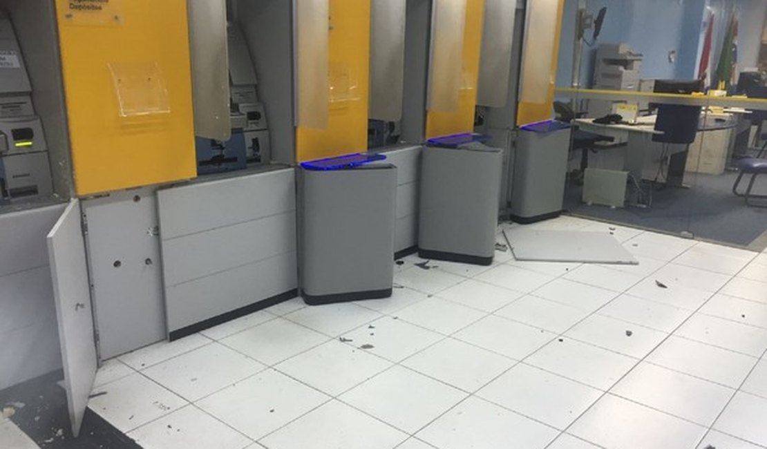 Criminosos tentam explodir cofres de agência bancária em Quebrangulo