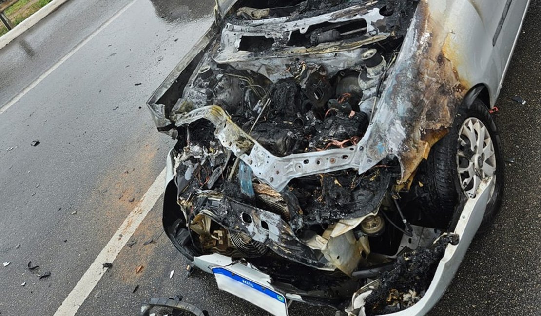 Carro pega fogo na Ponte Divaldo Suruagy após colisão com picape