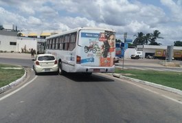 Ônibus e automóvel se envolvem em acidente na AL 220 em Arapiraca