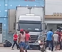 Caminhão-baú desgovernado derruba árvore e atinge parede de imóvel em Batalha