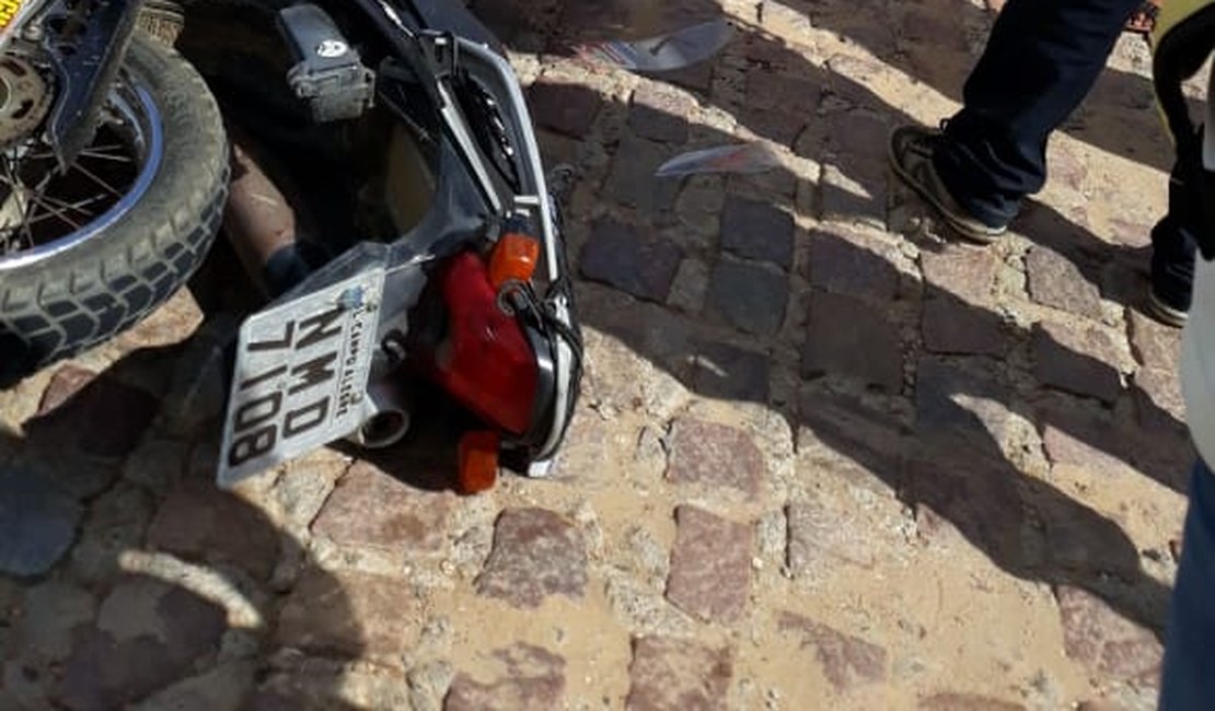 Colisão envolvendo carro e moto deixa motociclista ferido