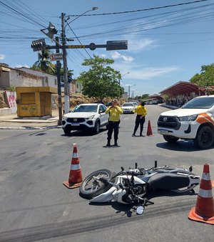 Colisão entre carro e moto deixa uma pessoa ferida no Parque Ceci Cunha, em Arapiraca