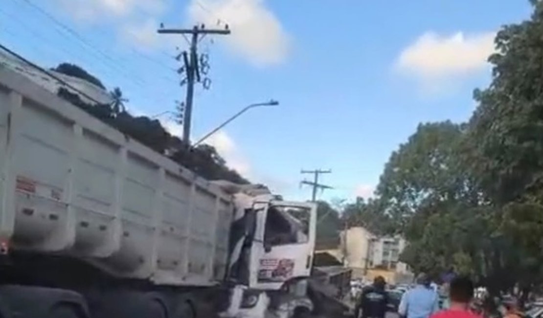 Grave acidente entre dois caminhões e um carro de passeio é registrado na Cambona