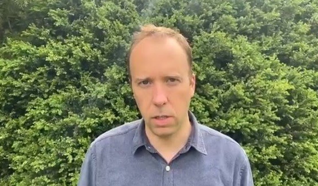 Ministro da Saúde britânico pede demissão após furar quarentena para beijar assistente