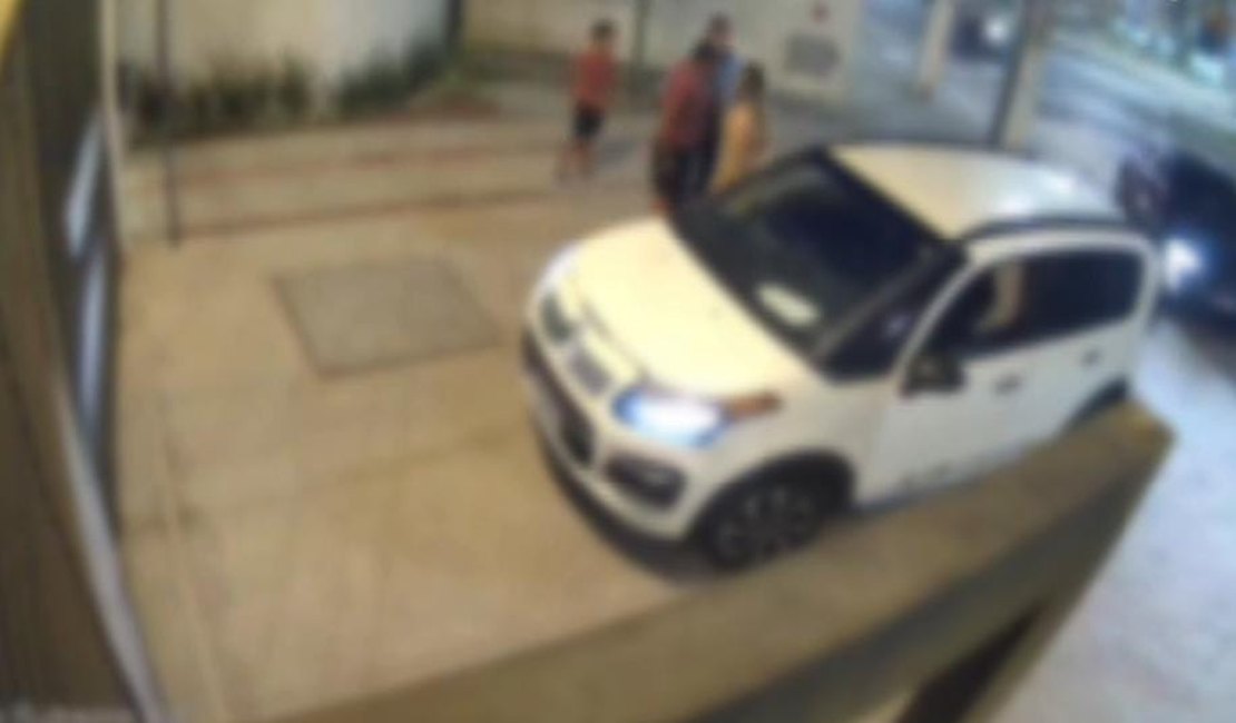 VÍDEO: Câmera de monitoramento mostra agressões em frente a portaria de prédio em Maceió