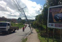 Colisão de veículo em Poste de iluminação pública deixa bairros de Arapiraca sem energia