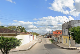 Motociclista leva pedrada no capacete ao passar pelo bairro Primavera, em Arapiraca