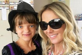Rafaella Justus posa vestida de bruxa ao lado da mãe, Ticiane Pinheiro