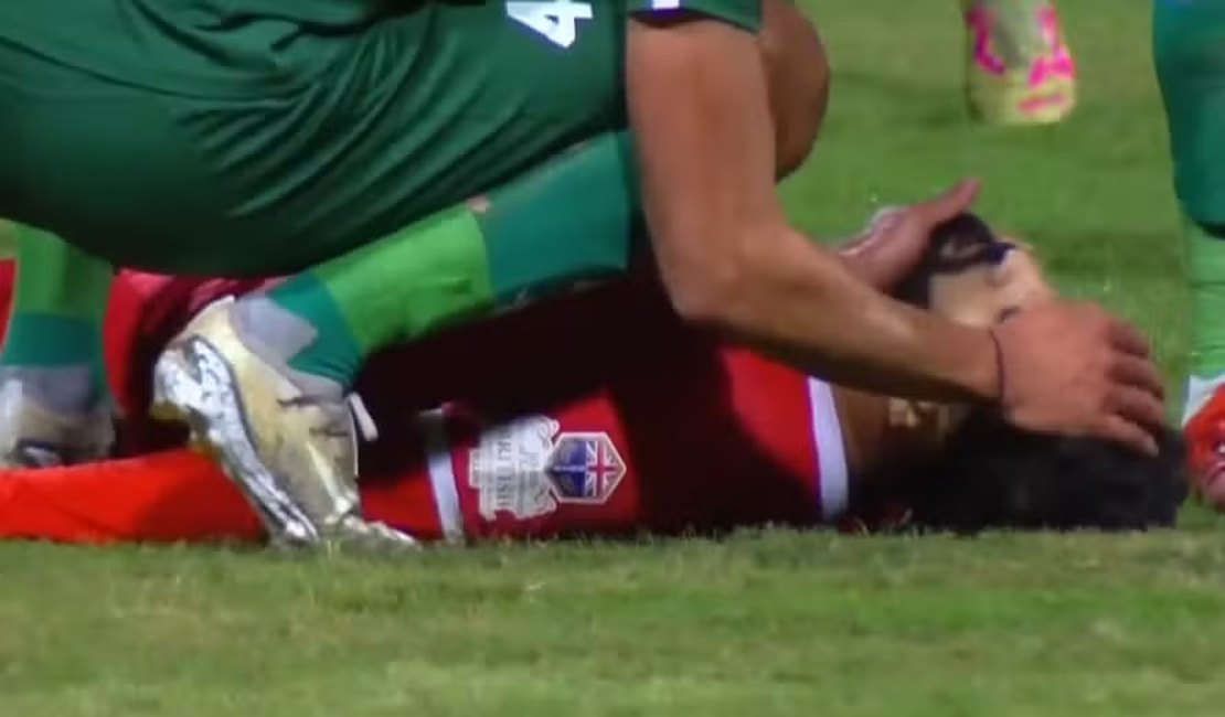 Após cair em campo e sofrer parada cardíaca de uma hora, jogador egípcio está em estado grave