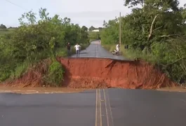 Feira Grande continua ilhada após desabamento de ponte e moradores se arriscam em estrada alternativa
