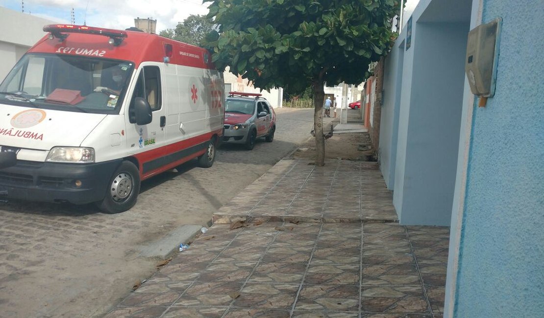 Jovem ameaça com faca mulher e é apedrejado pela população em Arapiraca