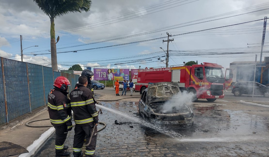 Homem que teve carro destruído por incêndio cria vaquinha para custear despesas do veículo