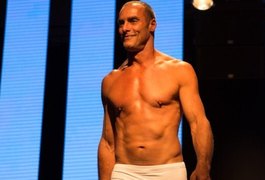 Após nudes, Paulo Zulu é destaque em desfile no interior de São Paulo
