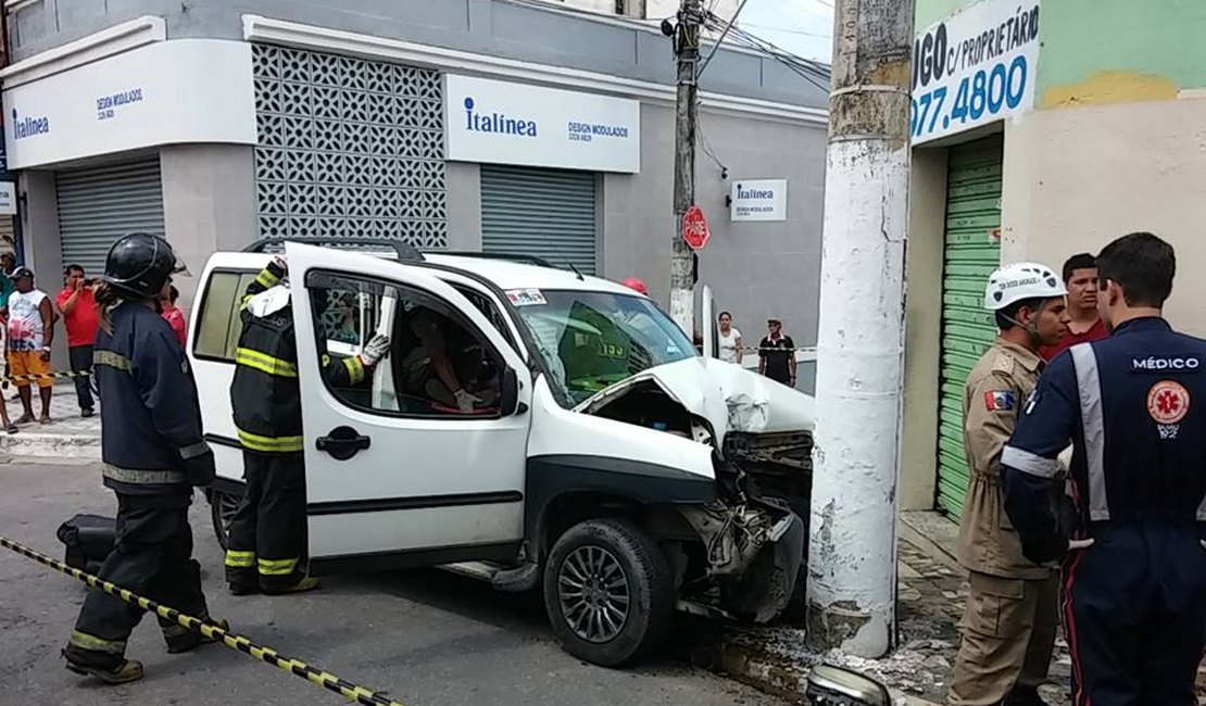 Seis crianças ficam feridas após veículo bater de frente com poste em Maceió