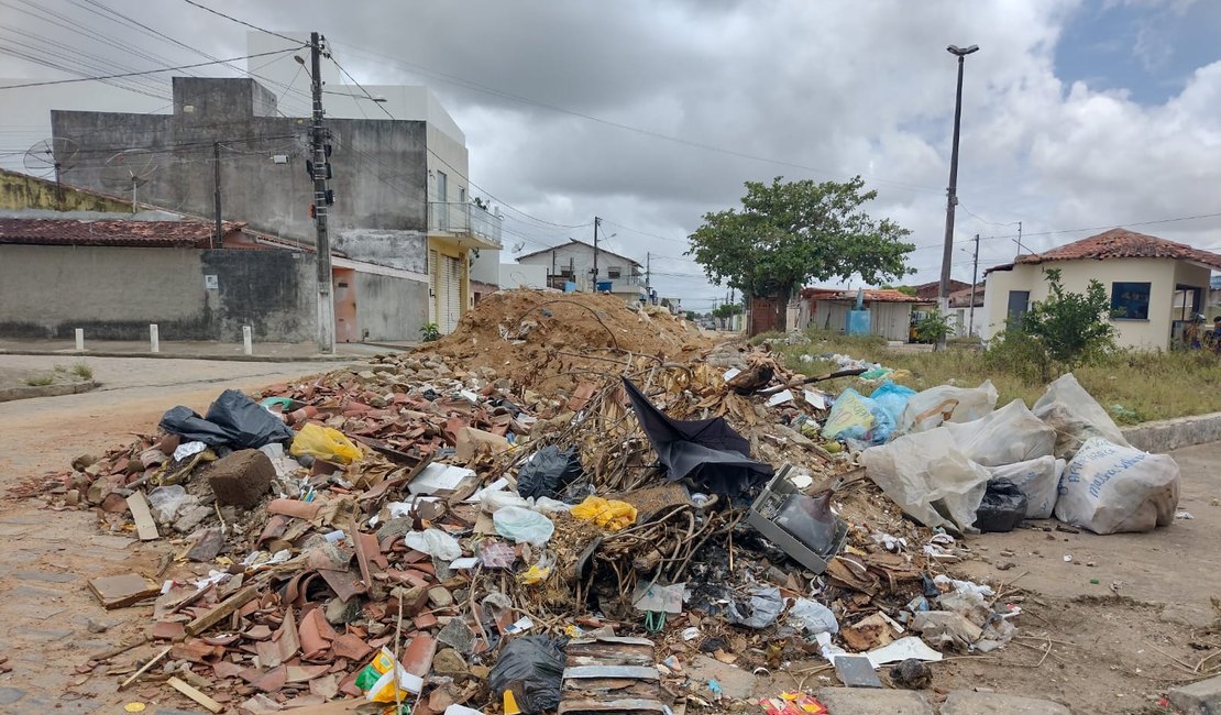 Ratos e mau cheiro: Moradores reclamam de excesso de lixo em praça do bairro Brasília