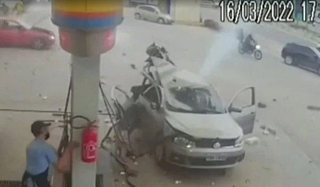 Vídeo: cilindro de gás explode e destrói carro em posto de gasolina, no Ceará