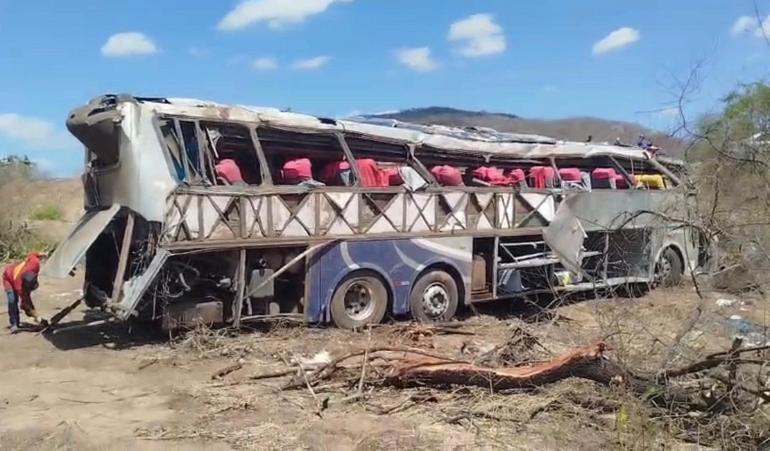 Perícia confirma que ﻿não havia falhas mecânicas em ônibus de romeiros de Coité do Nóia que capotou no Sertão alagoano