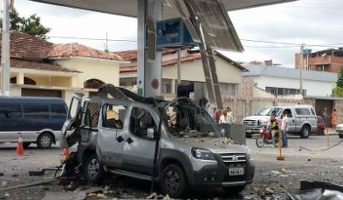 Carro de Maceió explode enquanto abastecia em Caruaru