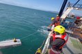 Corpo do irmão ficou preso debaixo de barco virado sobre o qual adolescente resistiu por três dias sem água e comida