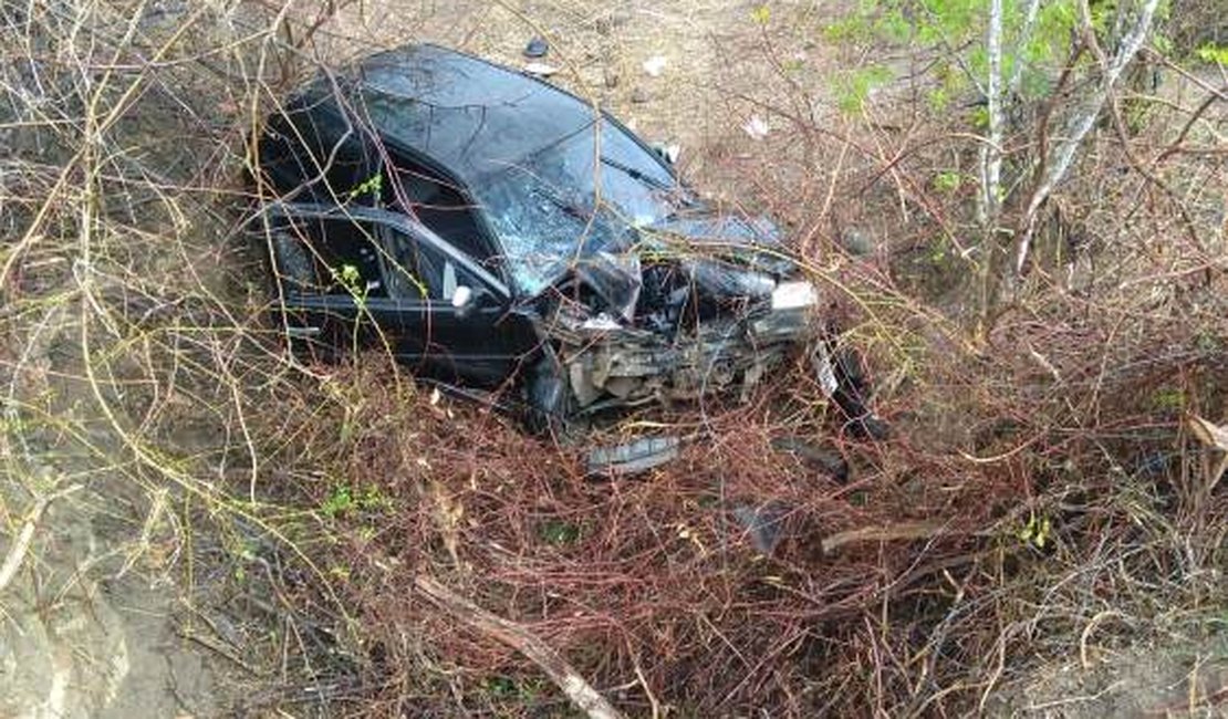 Capotamento deixa uma pessoa morta e duas feridas na AL-487, no município de Traipu