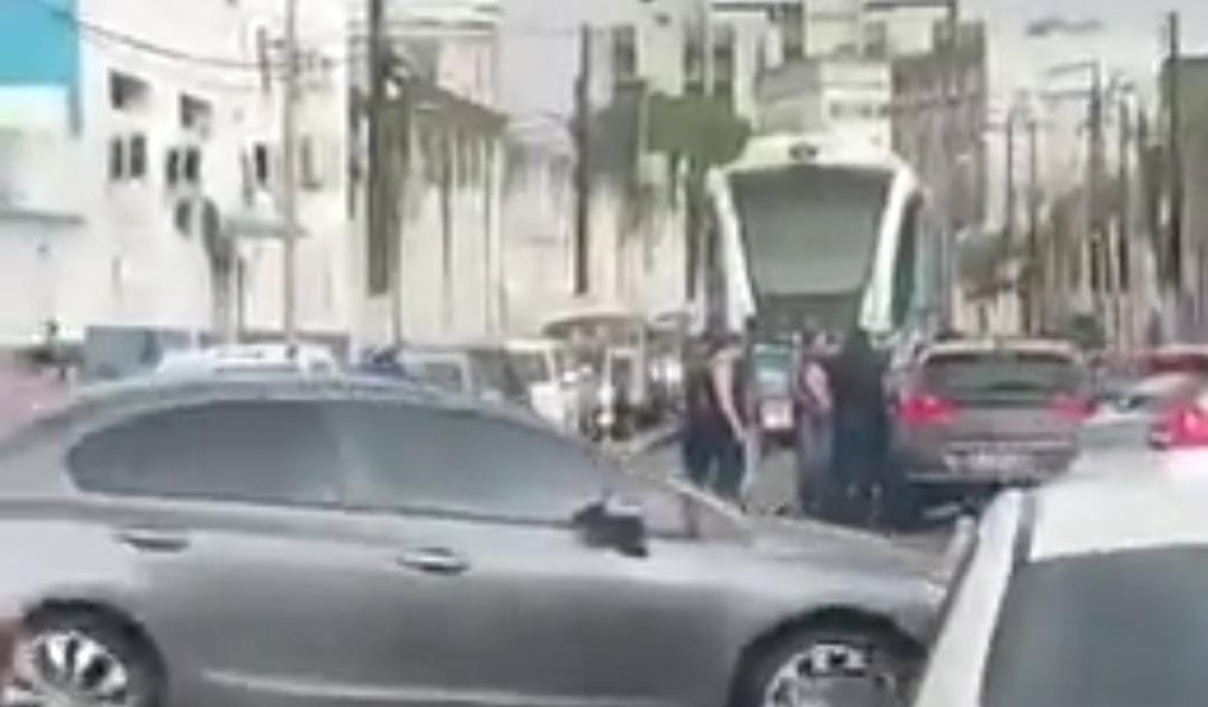 Condutor de VLT freia a tempo e evita acidente após motorista invadir linha férrea em Maceió