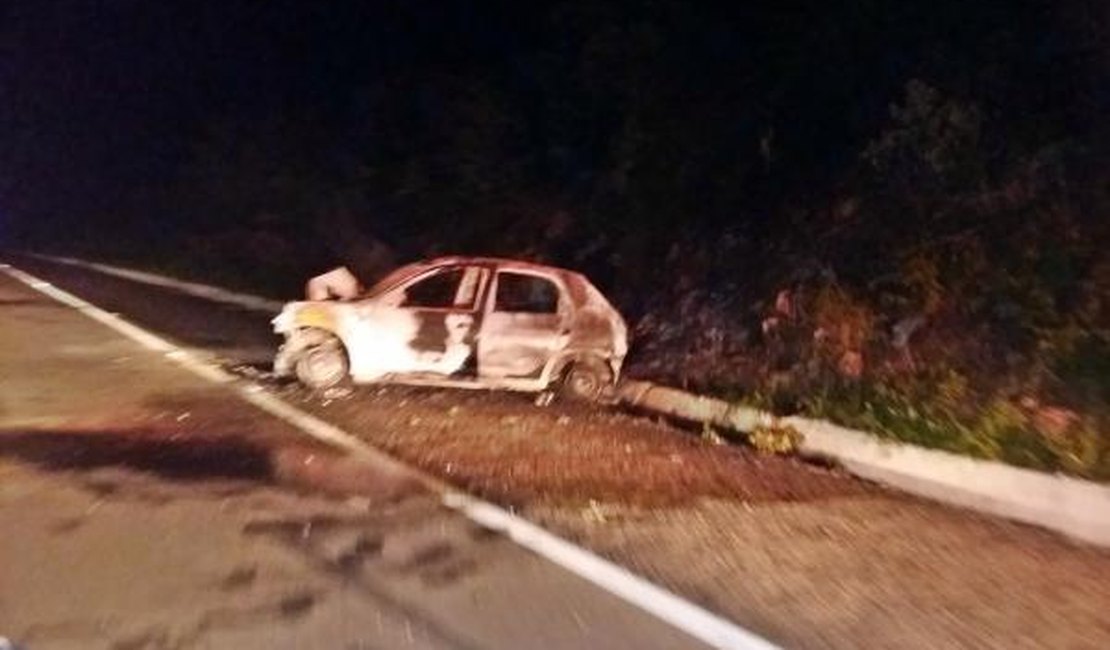 Capitão da PM se envolve em acidente e carro pega fogo