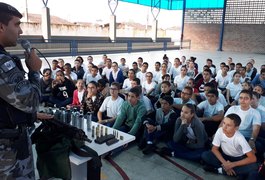 Militares realizam palestra para estudantes do Colégio Tiradentes, em Arapiraca