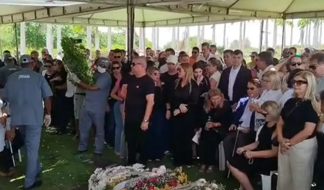 Com chuva de pétalas, sepultamento de dona Helena, matriarca do Grupo Coringa, comove Arapiraca