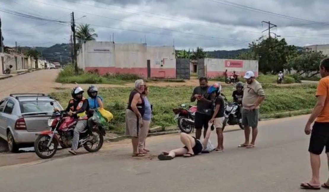 Mulher fica ferida em acidente entre motociclista e carro na BR-316, em Palmeira dos Índios