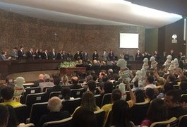 Presidente do STF é recebido com protesto em Maceió