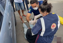VÍDEO. Entregador de lanches colide em traseira de reboque e fica ferido em Arapiraca