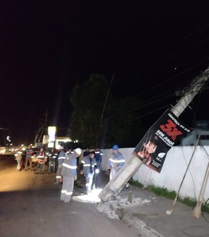Caminhão derruba poste de energia em trecho de rodovia, em Arapiraca