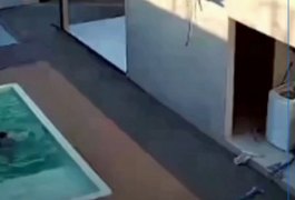 Pai salva filhos que se afogavam em piscina de residência em Arapiraca; vídeo mostra momento do resgate