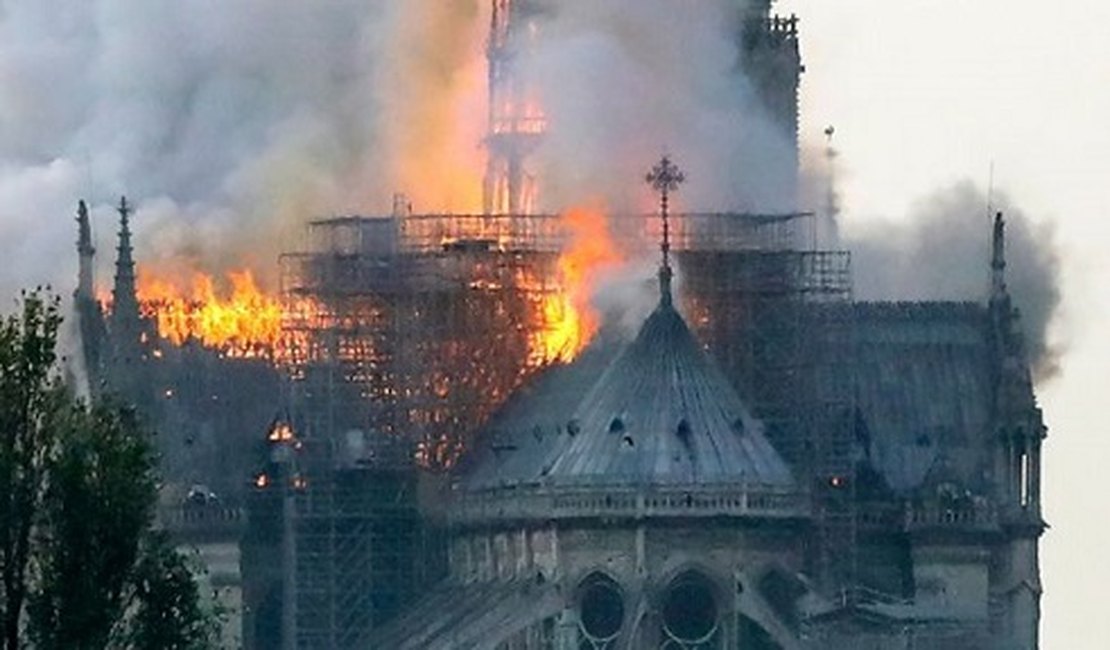 Presidente da França diz que Notre-Dame pode ser reconstruída em até cinco anos