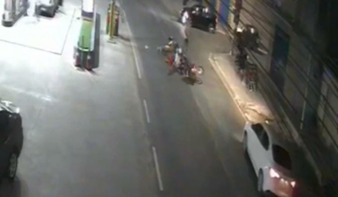 VÍDEO: Condutor entra na contramão e bate de frente com motociclista em Arapiraca