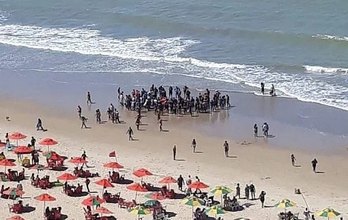 Homem é socorrido após ser atacado por tubarão na praia de Piedade, em Jaboatão dos Guararapes