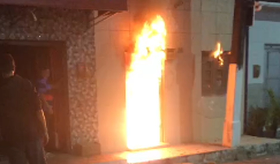 Residência pega fogo e idosos inalam fumaça em Penedo