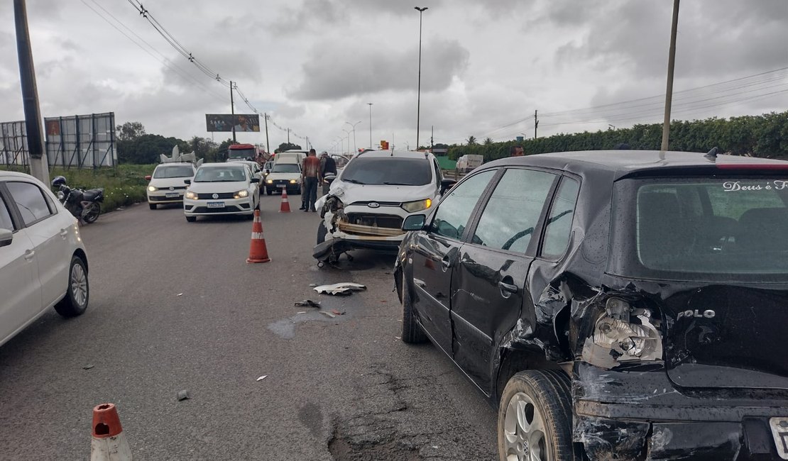 Após colisão, veículo roda e invade pista contrária na AL 220, em Arapiraca