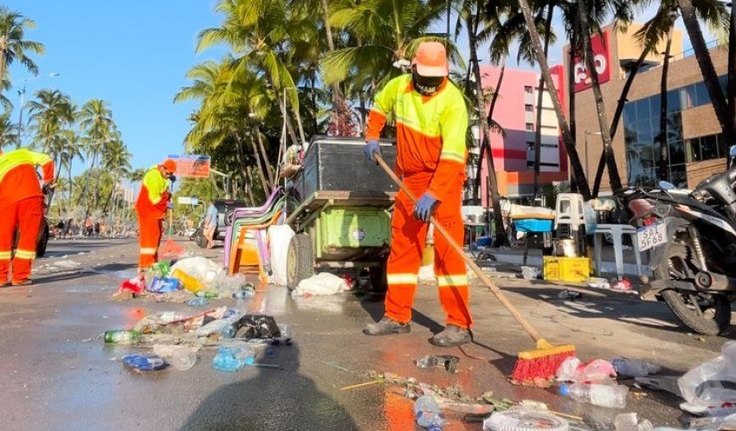 Prefeitura de Maceió recolhe 61 toneladas de lixo deixadas nas praias durante a virada