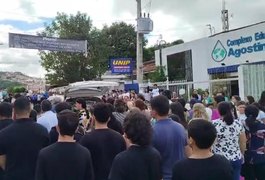 Menino de 10 anos morto pelo próprio pai em tragédia na capital é enterrado em Palmeira dos Índios