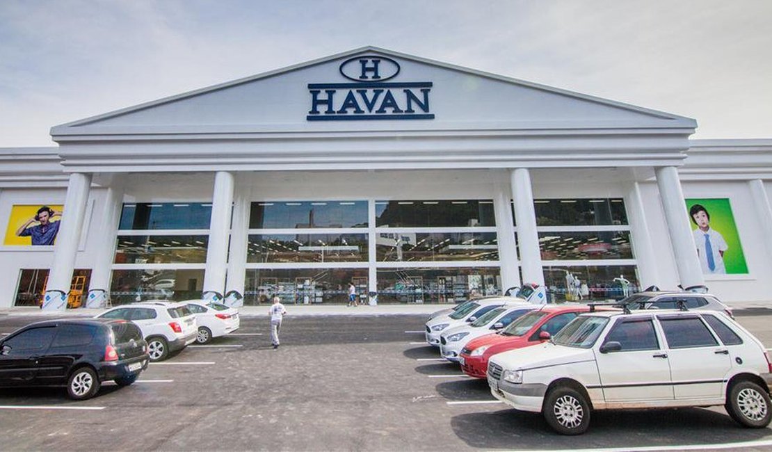 Criminosos invadem e furtam peças de roupa na Havan de Maceió