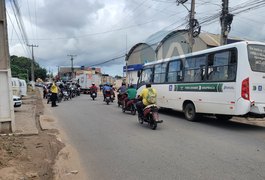 Entregador colide moto em traseira de micro-ônibus da linha Feira Grande/Arapiraca no bairro Guaribas