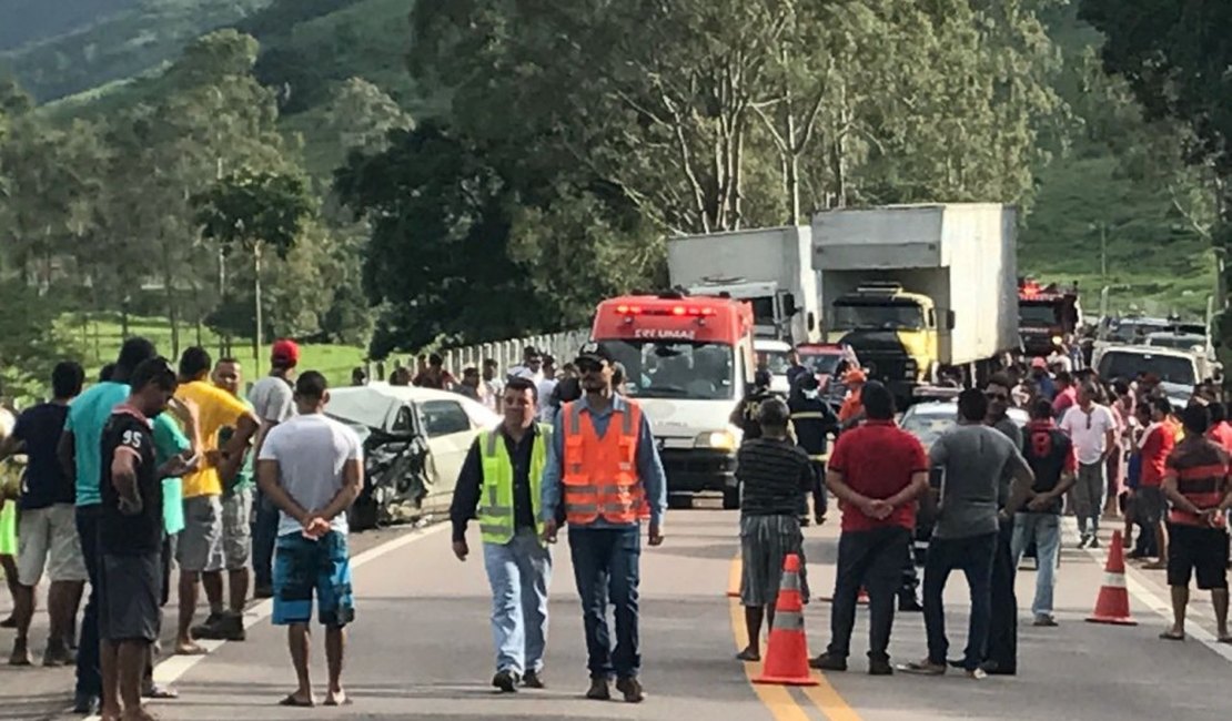 Mulher fica gravemente ferida após colisão entre carro e caminhão na BR-316