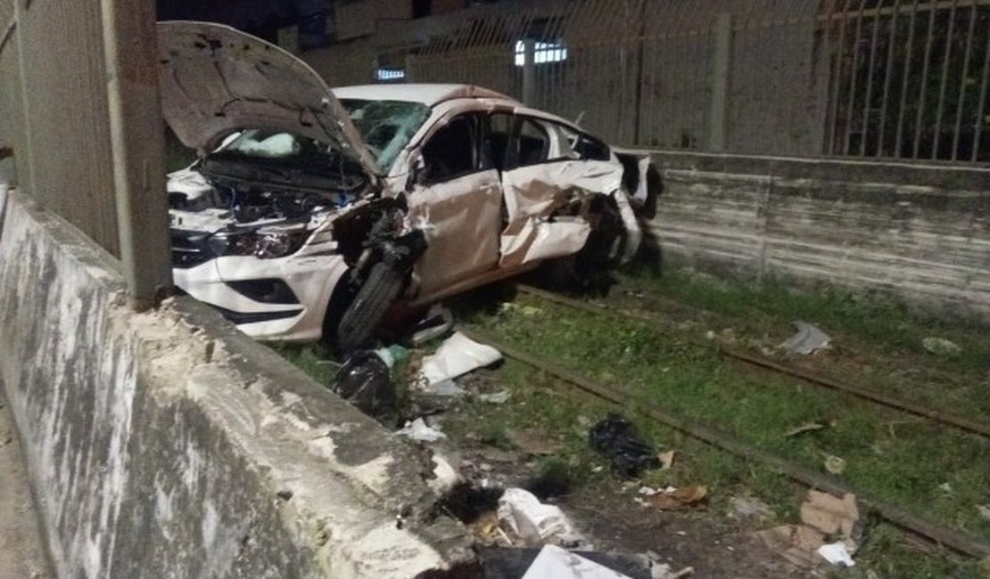 Homem fica ferido em colisão entre carro e VLT em Maceió