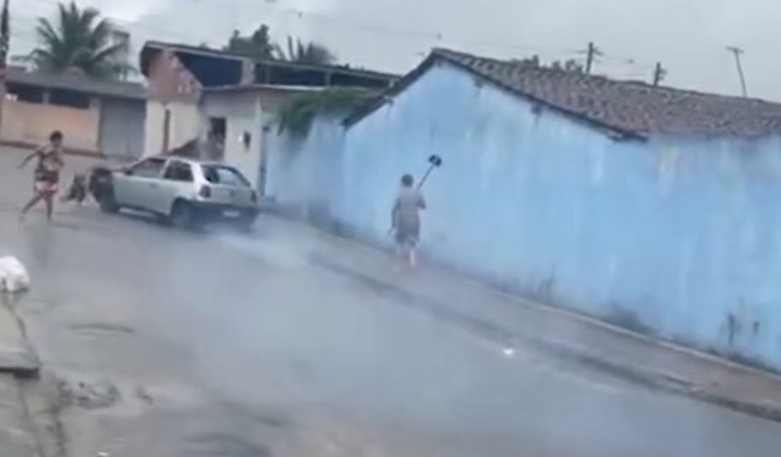 Homem tenta atropelar ex-companheira, derruba muro e deixa três feridos em Rio Largo